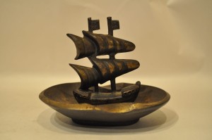 559 g / ŻELIWNA RZEŹBA ŻAGLOWIEC - POPIELNICA