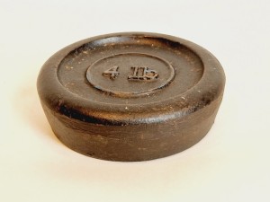 (poł. XX w) 4 lb - DUŻY ŻELIWNY TALERZOWY ODWAŻNIK ANGIELSKI