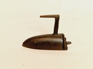(XIX / XX w) ZABYTKOWE MAŁE (8,4 cm) ŻELIWNE ŻELAZKO NA DUSZĘ (kpl z duszą)