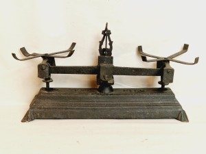 (XIX / XX w) "2 KILO" - MAŁA ZABYTKOWA ŻELIWNA WAGA SZALKOWA