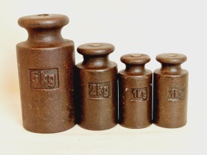 (l. 60 / 70-te XX w) 1 kg - 5 kg (4 szt.) - STARE ŻELIWNE ODWAŻNIKI HANDLOWE