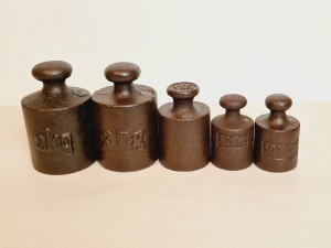 (XIX / XX w) 0,5 kg - 2 kg (5 szt.) ZABYTKOWE ŻELIWNE ODWAŻNIKI HANDLOWE