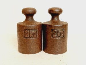 (l. 30 / 40-te XX w) 2 x 2 kg / STARE POLSKIE ŻELIWNE ODWAŻNIKI HANDLOWE