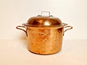 (I poł. XX w) STARY MAŁY (16,0 cm / 1,0 l) MIEDZIANY GARNEK Z POKRYWKĄ