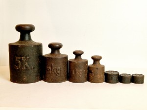 (XIX / XX w) 100g - 10lb (7 szt.) - ZABYTKOWE ŻELIWNE ODWAŻNIKI HANDLOWE