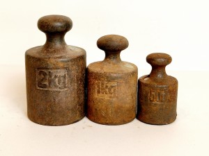 (l. 50 / 60-te XX w) 50dkg - 2kg (3 szt.) / STARE ŻELIWNE ODWAŻNIKI HANDLOWE