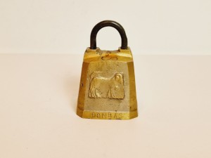 (XIX w) "DOMBAS (6,2 cm / 108 g) SYGNOWANY DZWONEK MOSIĘŻNY DO RENOWACJI