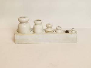 (l. 60 / 70-te XX w) 6 szt. - CERAMICZNE METRYCZNE ODWAŻNIKI HANDLOWE W ETUI