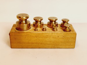 (poł. XX w) 0,5 - 50 (dkg) / 8 szt. - METRYCZNE ODWAŻNIKI HANDLOWE W ETUI