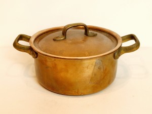 (poł. XX w) PORTUGALIA / MASYWNY (829 g / 1,0 l) MIEDZIANY GARNEK Z POKRYWKĄ