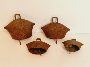 (XIX / XX w) DZWONEK 4 szt. - ZABYTKOWE ZELAZNE DZWONKI PASTERSKIE