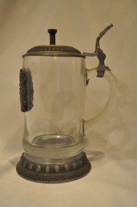 JUBILEUSZOWY KUFEL SZKLANY NA CYNOWEJ STOPIE