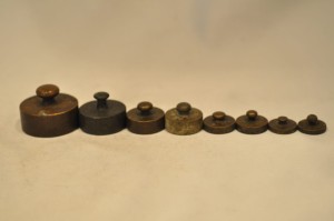 (pocz. XX w) / 10 g - 200 g (8 szt.) - NIEMIECKIE ODWAŻNIKI HANDLOWE