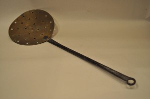 (XIX w) ZABYTKOWA ŁYŻKA CEDZAKOWA / ŻELAZO, MOSIĄDZ