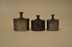 (I poł. XX w) 3 szt. - ZABYTKOWE ODWAŻNIKI ANALITYCZNE