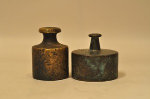 (XIX / XX w)  ZABYTKOWE ODWAŻNIKI  HANDLOWE  Z  BRĄZU  .  150, 200 G  (Niemcy / Niderlandy)