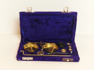 (l. 70-te XX w) INDIE / KOMPLET W ETUI - WAGA JUBILERSKA + ODWAŻNIKI