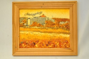 15,0 cm x 18,0 cm / PAMIĄTKA W BURSZTYNIE - MIĘDZYZDROJE