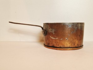 (XIX w) ZABYTKOWY MASYWNY (17,5 cm / 996 g / 2,25 l) MIEDZIANY GARNEK - RONDEL