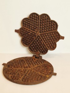 (XIX / XX w) ZABYTKOWA MASYWNA (24,0 cm / 4,84 kg) ŻELIWNA GOFROWNICA