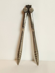 (I poł. XX w) ZABYTKOWY MASYWNY (137 g) ŻELAZNY DZIADEK DO ORZECHÓW