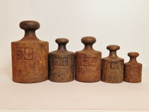 (l. 50 / 60-te XX w) 50 dkg - 5 kg (5 szt.) STARE ŻELIWNE ODWAŻNIKI HANDLOWE