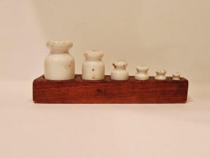 (l. 60-te XX w) Kpl 6 szt. - CERAMICZNE METRYCZNE ODWAŻNIKI HANDLOWE W ETUI