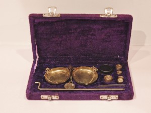 (l. 70-te XX w) INDIE / KOMPLET W ETUI WAGA JUBILERSKA (20 g) + ODWAŻNIKI