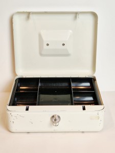 (l. 70-te XX w) DDR (NRD) / MASYWNA (24,8 cm / 1,99 kg) KASETA METALOWA NA PIENIĄDZE