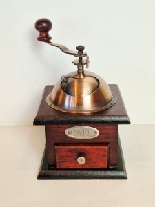 "CAFE" - STARY STYLIZOWANY KOLEKCJONERSKI MŁYNEK DO KAWY - NIEUŻYWANY