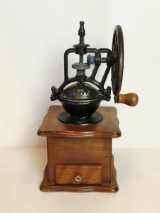 l. 90-te XXw / MASYWNY (28,5 cm / 1,37 kg) STYLIZOWANY MŁYNEK DO KAWY