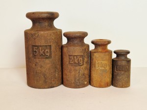 (l. 50 / 60-te XX w) 500g - 5kg (4 szt.) STARE ŻELIWNE ODWAŻNIKI HANDLOWE