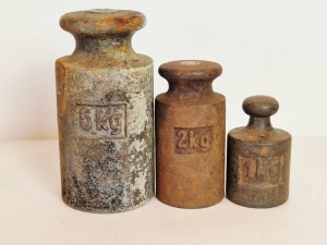 (l. 50 / 60-te XX w) 1kg - 5kg (3 szt.) STARE ŻELIWNE ODWAŻNIKI HANDLOWE