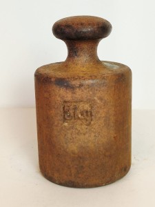 (l. 50 / 60-te XX w) "5kg" - ZABYTKOWY ŻELIWNY ODWAŻNIK HANDLOWY