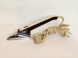 (1985) ZSRR (CCCP) / MAŁE (11,0 cm) ŻELAZKO ELEKTRYCZNE DO KOŁNIERZYKÓW