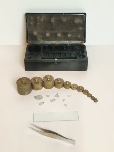 (l. 50 / 60-te XX w) 19 szt. (10 mg - 200 g) - PRECYZYJNE ODWAŻNIKI LABORATORYJNE