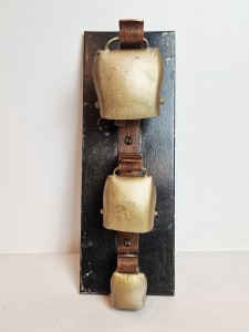 ZAWIESZKA / 3 szt. - STARE KOLEKCJONERSKIE ŻELAZNE DZWONKI PASTERSKIE