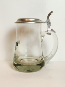 (l. 70 / 80-te XX w) STARY KOLEKCJONERSKI KUFEL SZKLANY Z CYNOWĄ POKRYWKĄ