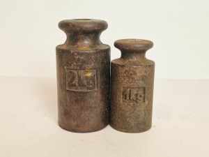 (l. 50 / 60-te XX w) 1 kg, 2 kg (2 szt.) - STARE ŻELIWNE ODWAŻNIKI HANDLOWE