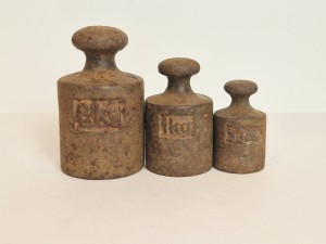 (l. 50 / 60-te XX w) 50 dkg - 2 kg (3 szt.) - STARE ŻELIWNE ODWAŻNIKI HANDLOWE