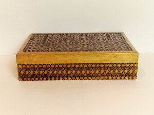 (l. 70-te XX w) PAMIĄTKI PRL-u / RĘKODZIEŁO - STARA DREWNIANA SZKATUŁKA