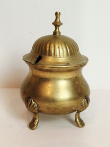 (II poł. XX w) MASYWNA (12,5 cm / 274 g) MOSIĘŻNA CUKIERNICA Z POKRYWKĄ
