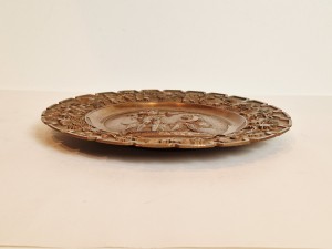 MASYWNY (21,7 cm / 608 g) ŻELIWNY MIEDZIOWANY TALERZ Z RELIEFAMI - ZAWIESZKA