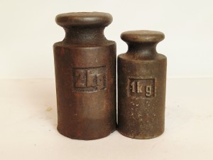 (l. 50 / 60-te XX w) ZESTAW (1 kg / 2 kg) STARE ŻELIWNE ODWAŻNIKI HANDLOWE