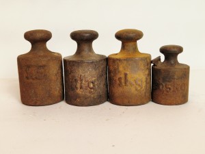 (XIX / XX w) POLSKA NIEMCY / 0,5 kg - 1 kg. (4 szt.) ŻELIWNE ODWAŻNIKI HANDLOWE