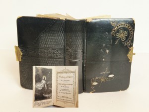 (1896) VERTRAU AUF GOT - EKSKLUZYWNY MODLITEWNIK W SKÓRZE Z OKUCIEM