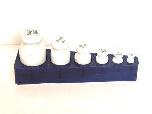 (1968) Kpl 6 szt. - CERAMICZNE METRYCZNE ODWAŻNIKI HANDLOWE W ETUI