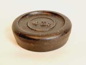 (poł. XX w) 4 lb - DUŻY ŻELIWNY TALERZOWY ODWAŻNIK ANGIELSKI