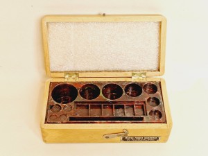 (l. 50 / 60-te XX w) KOSZALIN / PUDEŁKO - ETUI DO ODWAŻNIKÓW LABORATORYJNYCH