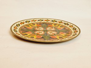 (l. 50 / 60-te XX w) STARY MOSIĘŻNY TALERZ - ZAWIESZKA (17,0 cm / 326 g) / WIELOBARWNA MALATURA KOMÓRKOWA